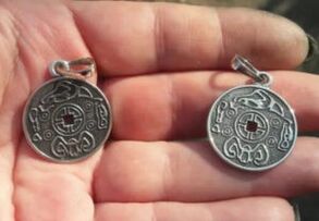 Staidéar ar dhá amulets ríoga ar cheist an ghóchumtha