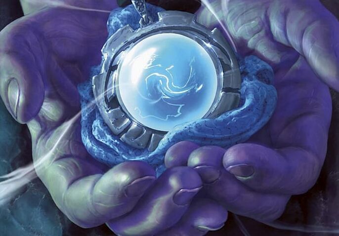 amulet draíochta ina lámha agus é a mhuirearú