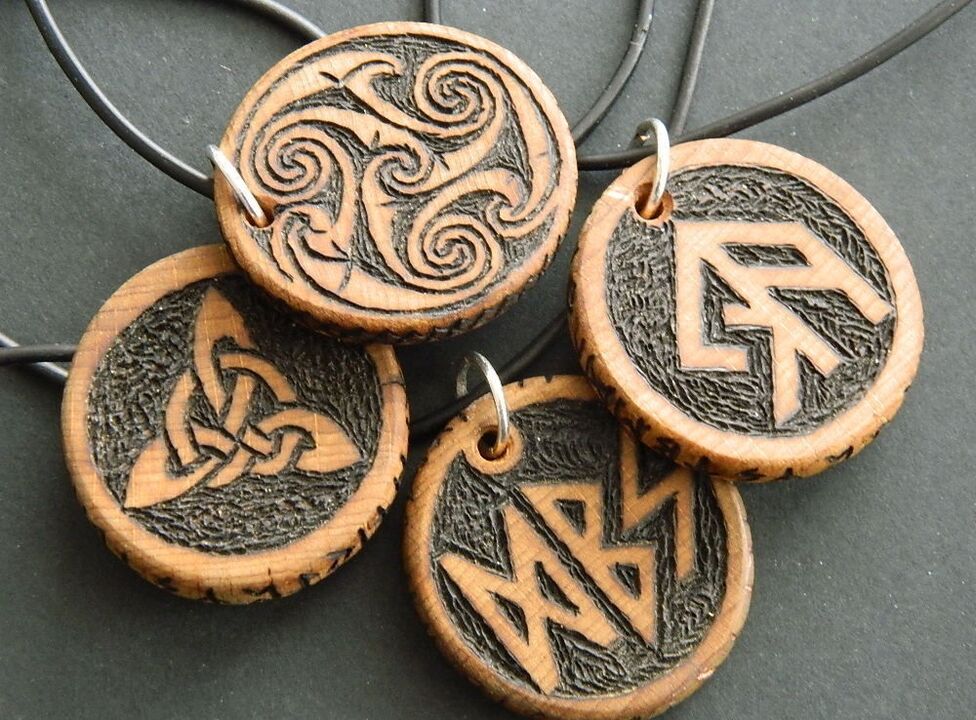 pendants le runes do luck maith