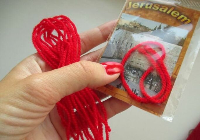 snáithe dearg ó Iosrael mar amulet dea-ádh